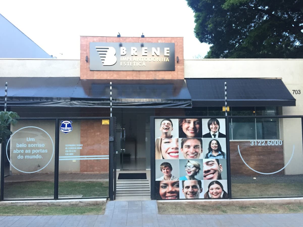 Dentista experiente atendendo paciente