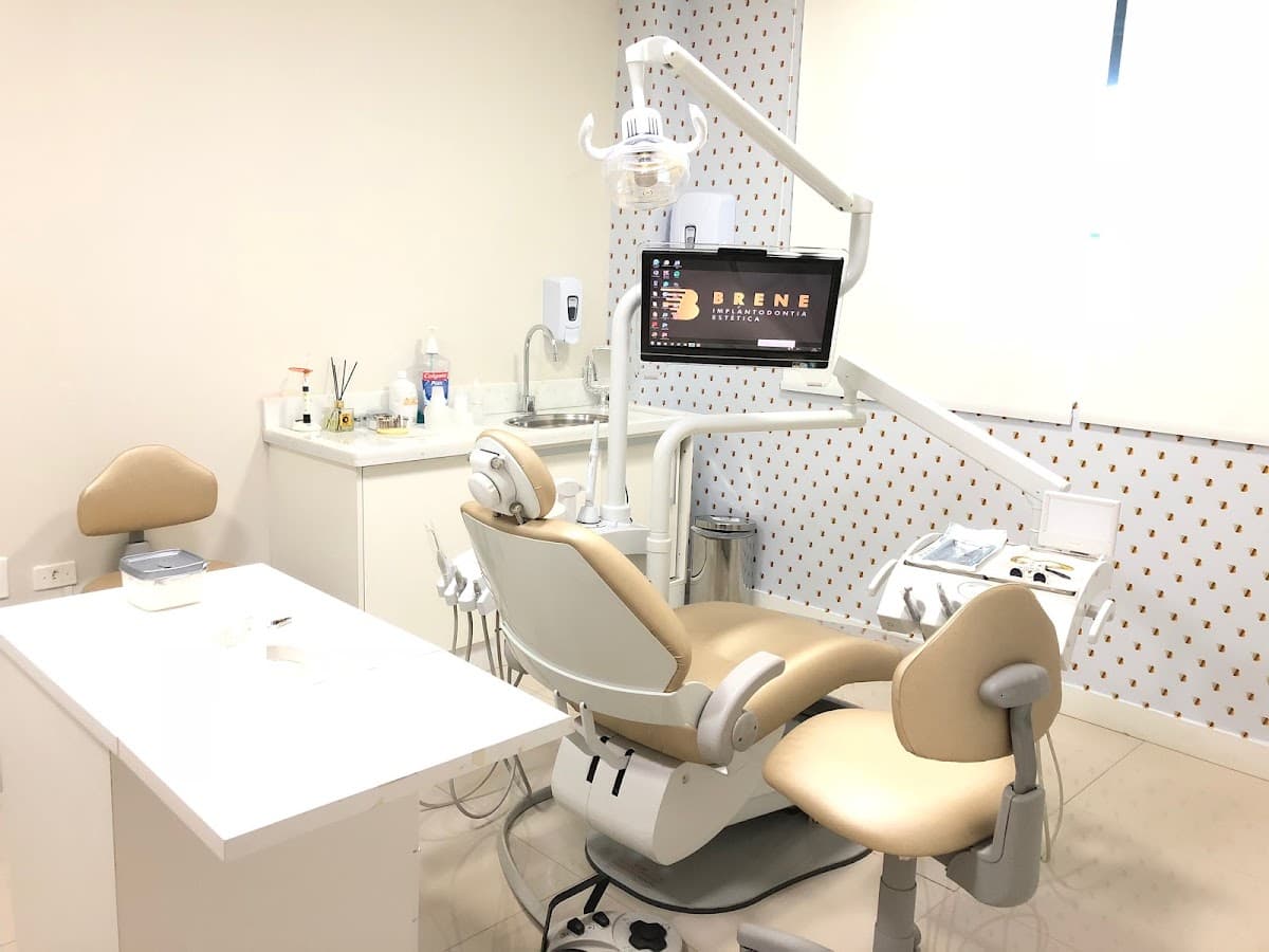 Paciente sorrindo após tratamento odontológico