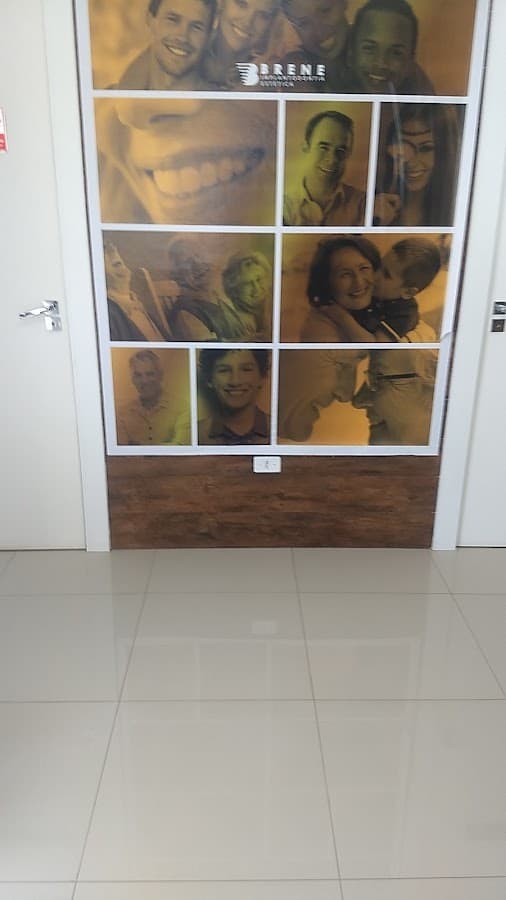 Paciente sorrindo após tratamento odontológico