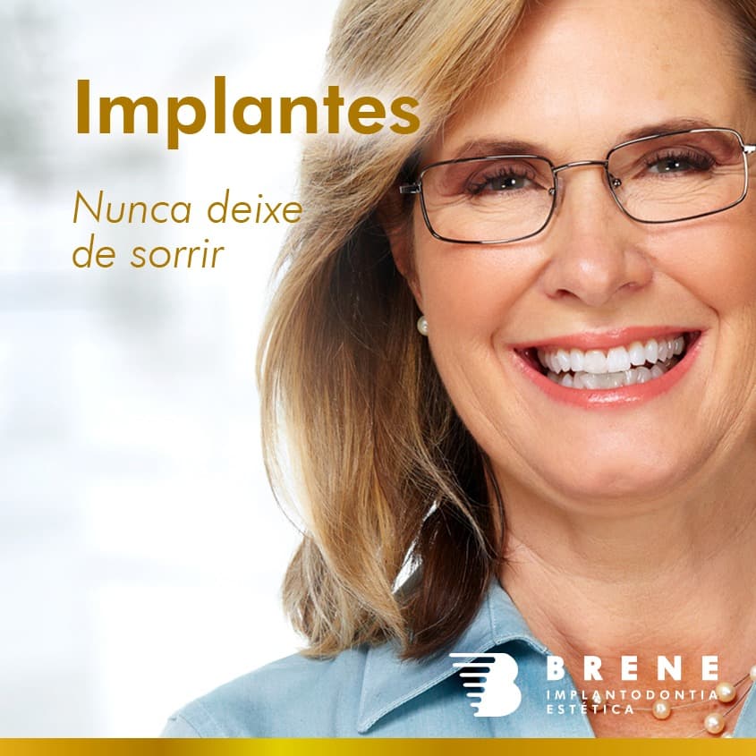 Consultório odontológico organizado com mesas e equipamentos.