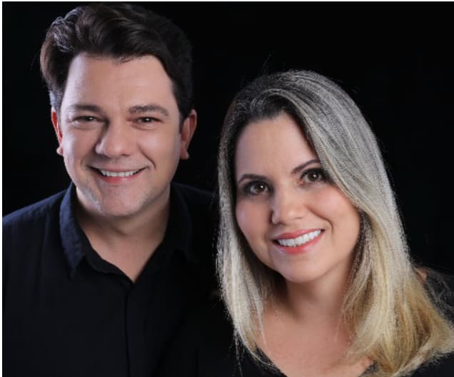 Consultório bem iluminado e organizado.