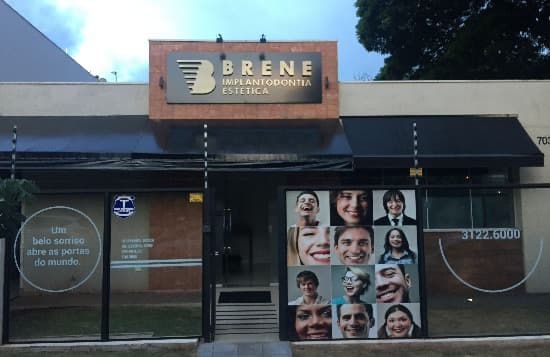 Recepção bem iluminada e organizada.