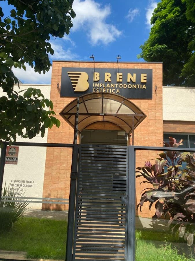 Consultório odontológico bem iluminado e organizado.