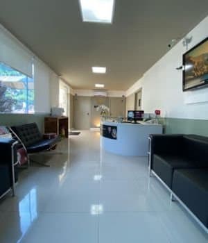 Recepção moderna e bem iluminada.