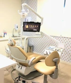 Equipamento dental em consultório com boa iluminação.
