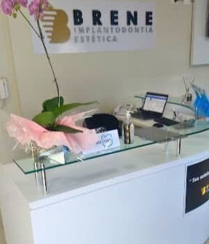 Recepção da clínica com decoração elegante e organizada.