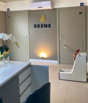 Consultório bem iluminado e organizado.